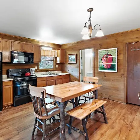 Charming Modern Cabin With Hiking Trails And Fire Pit